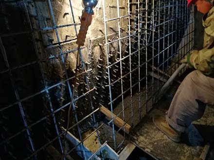 高強(qiáng)耐磨澆注料施工現(xiàn)場